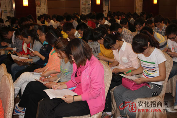 認真聽課的學(xué)員們